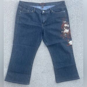 BOGARI BLUE CAPRI DENIM JEANS EMBROIDERED SIZE 16x31/32 POCKETS BELT LOOPS